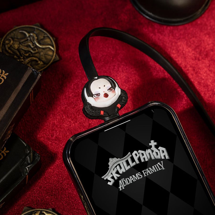 POP MART The Addams Family Series iPhone Cable Skullpanda | 891470-OGA